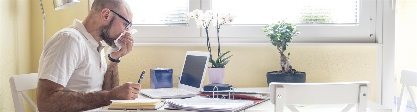 Mann arbeitet im Homeoffice