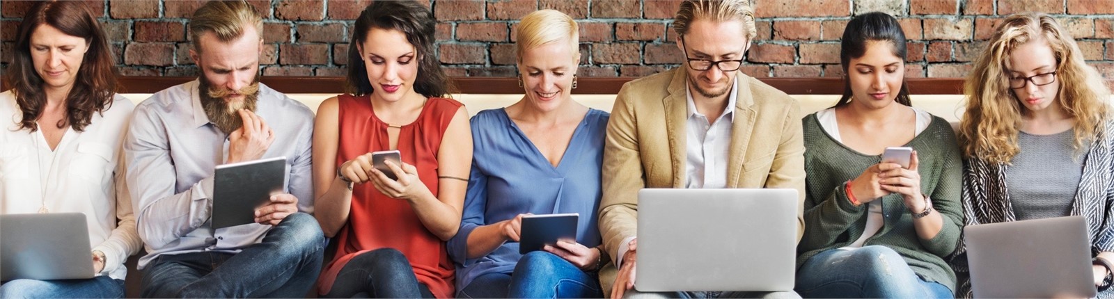 Menschen spielen mit ihren iPhones und Tablets.